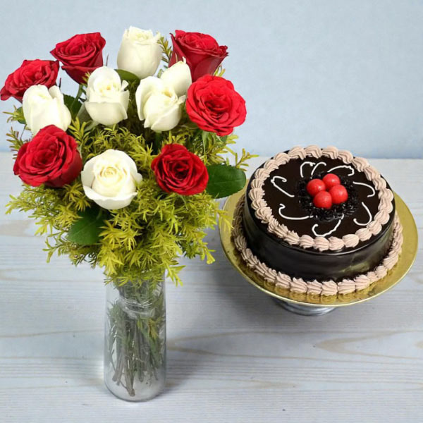 Fresh Roses Vase with Cake