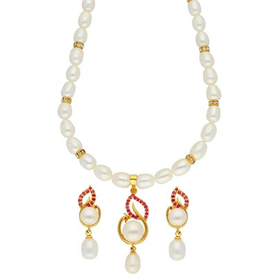 Charismatic Pearl Necklace