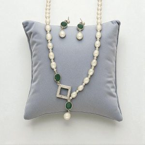 Versatile Pearl Necklace Set