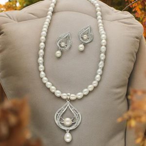 Winsome Pearl Necklace Set