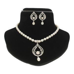 Winsome Pearl Necklace Set