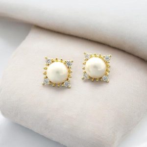 Jaanvi Pearl Earrings