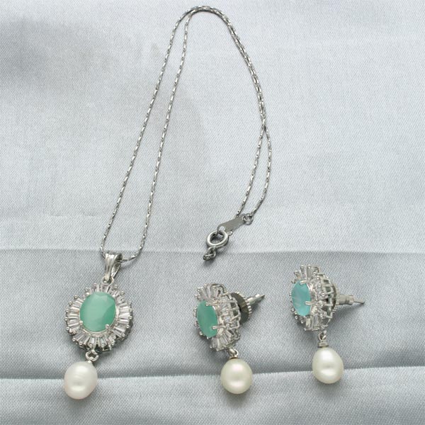 Warda Pendant Set with Chain for Mother